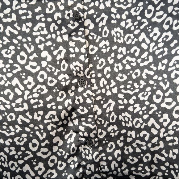 New Sincerely Jules Gray Leopard Print Satin Button Down Size Medium - Picture 2 of 6